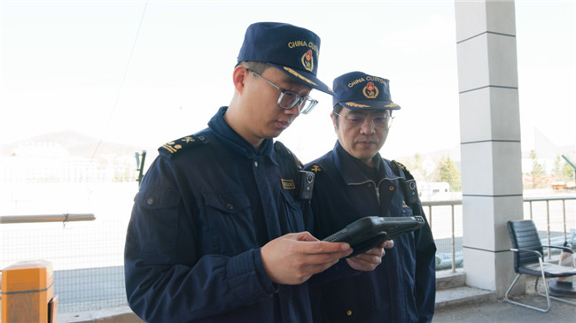 坚守国门“不打烊”绥芬河海关全力保障“五一”假期公路口岸通关顺畅