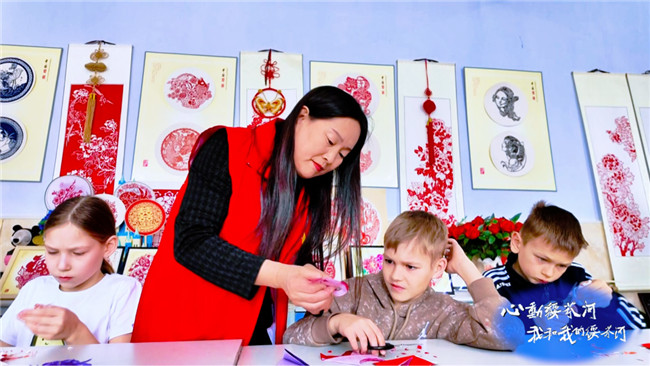 【心动绥芬河·我和我的绥芬河】一纸牵两国剪艺守边城——龙江好人、非遗传承人周兆艳的三十载边境文化情缘