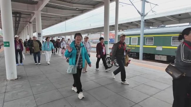 【开放发展跃升计划·文旅出圈赋能行动】“红棉号”旅游专列驶入绥芬河百年口岸迎来跨省旅游客流
