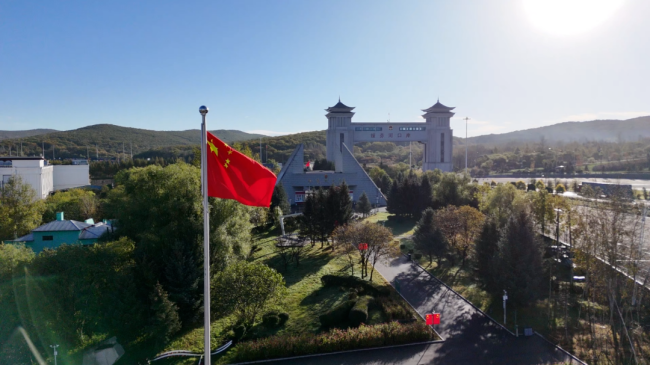 国门之下，旗耀边关向北开放，潮涌口岸——绥芬河市举行国庆升国旗仪式庆祝新中国成立77周年